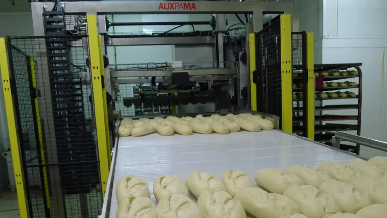 Auxpama DesCAR depanning bread from a rack